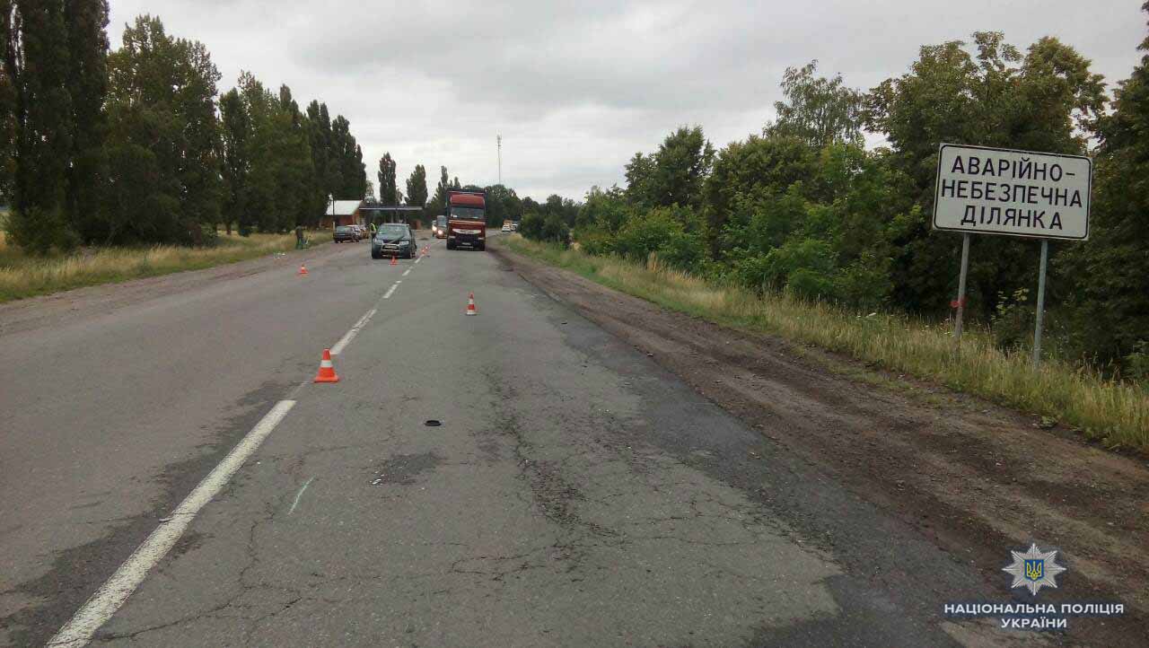 В Немирівському районі вантажівка в'їхала в легковик: загинув 8-річний хлопчик