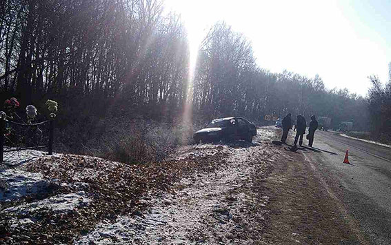 В Калинівському районі на узбіччі дороги водій ВАЗу насмерть збів чоловіка, який ремонтував своє авто