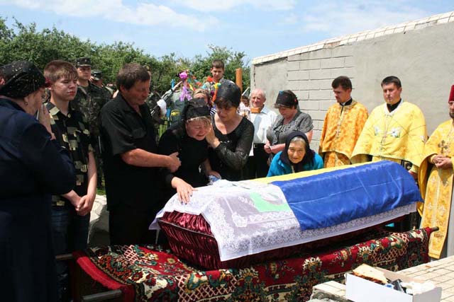 Добровольця Євгена Біду, убитого під Волновахою, з почестями поховали у рідному селі у Іллінецькому районі