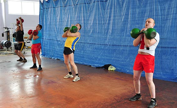 У Вінниці працівники ДСО з різних куточків України змагались у гирьовому спорті