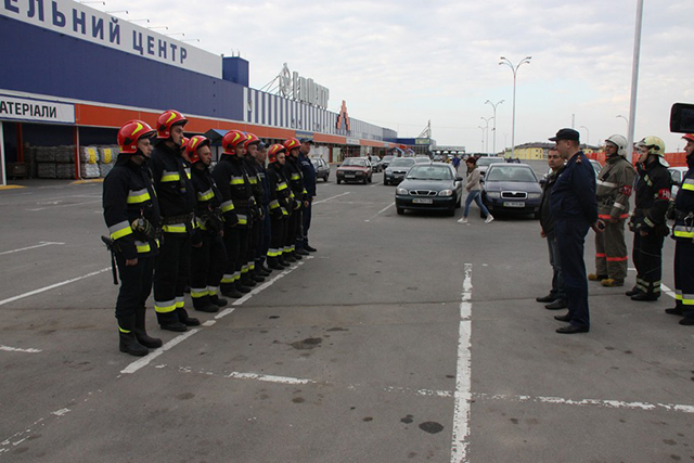 У Вінниці рятувальники провели навчання  в ТЦ "Епіцентр"