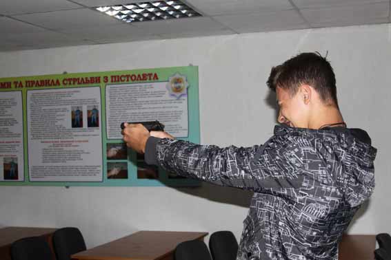 Цивільних вінничан почали навчати як поводитись зі зброєю в умовах війни