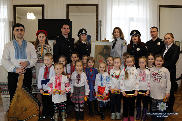 У Вінниці поліцейські разом з дітками долучилися до Всеукраїнського флешмобу, присвяченого пам'яті Кобзаря