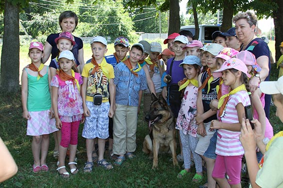 У пришкільному таборі в 11-й школі кінологи показали дітям, як працюють службові собаки