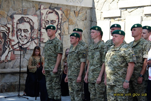 В Могилів-Подільскому відкрили меморіал пам'яті полеглим бійцям  "Площа героїв"