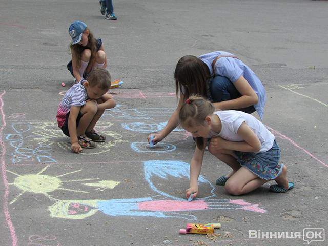 В День захисту дітей малеча Вінниці зображувала у малюнках на асфальті свої права
