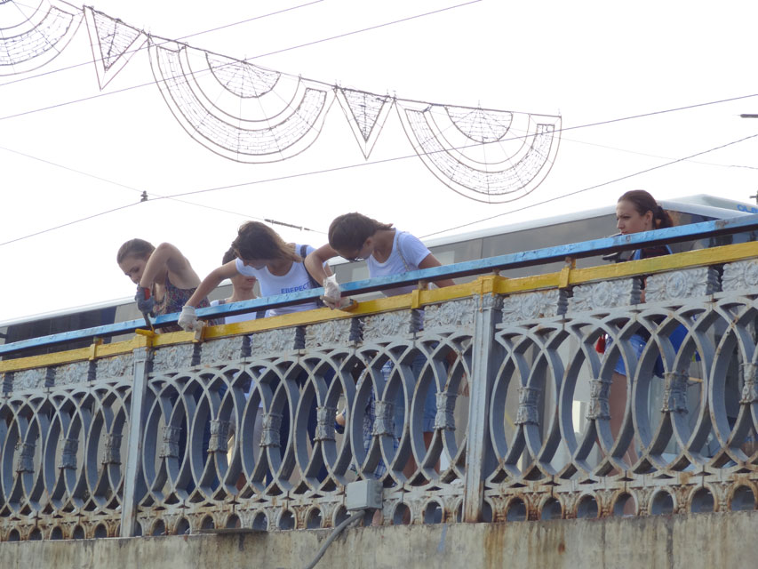 Журналісти та волонтери додали Центральному мосту національної символіки