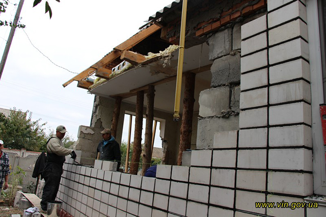 Як відновлюють будинки в селах Калинівського району, постраждалих від вибухів?