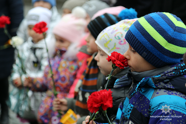 У Вінниці поліцейські разом з дітками долучилися до Всеукраїнського флешмобу, присвяченого пам'яті Кобзаря