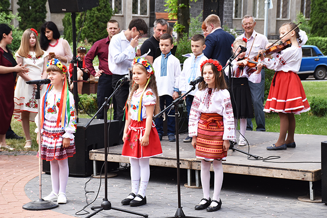 Сотні вінничан побували на концерті «Славним прадідам великим – правнуки достойні» 
