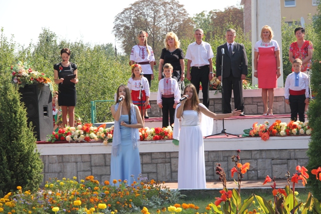 В честь відкриття нового навчального року, у Вінницькому міському палаці дітей та юнацтва розгорнули велетенський прапор