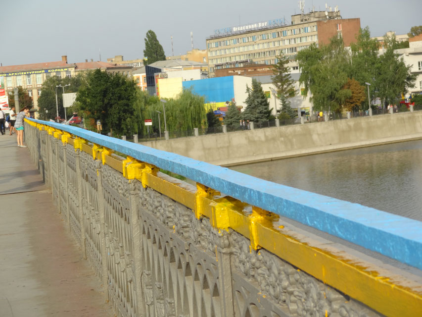 Журналісти та волонтери додали Центральному мосту національної символіки