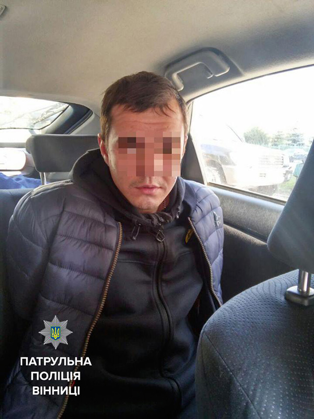 Вінницькі патрульні на вулиці Острозького затримали чоловіка, який намагався обікрасти авто