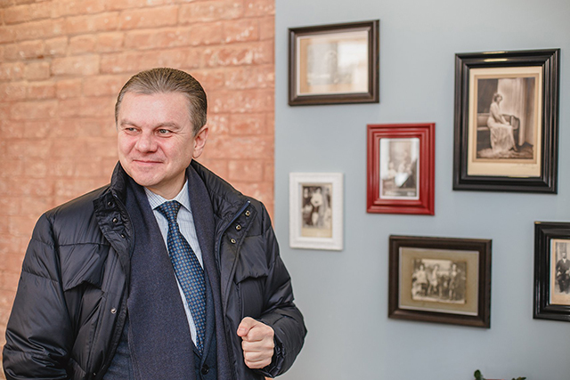Сергій Моргунов доповнив експозицію кав'ярні-музею "Монокль" раритетною кінокамерою
