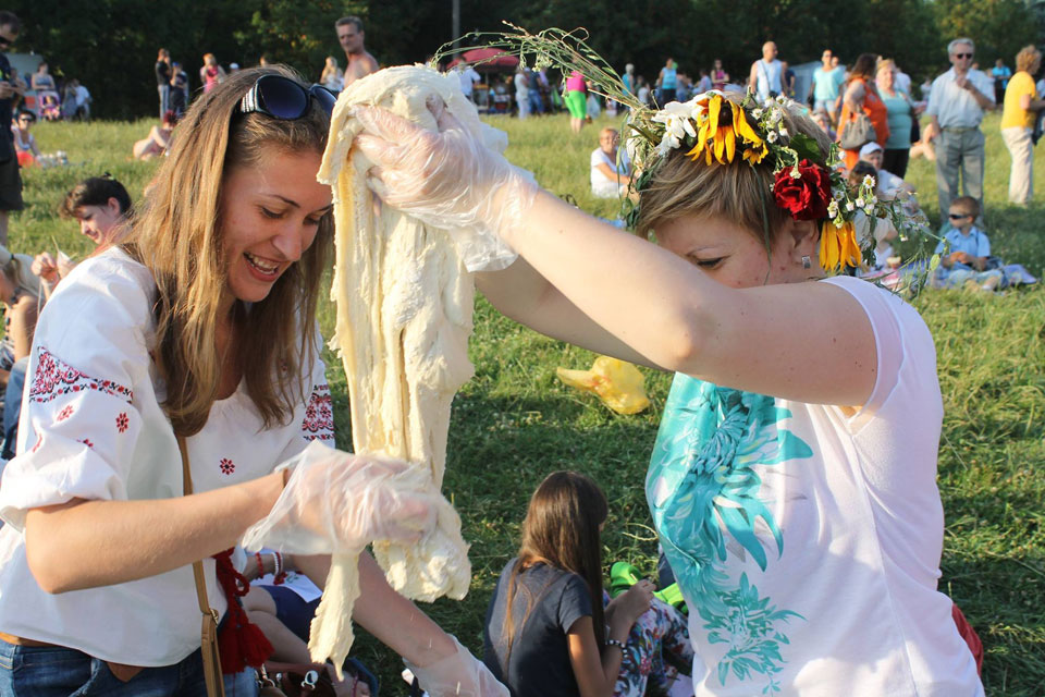Біля Вишенського озера на Івана Купала влаштували фестиваль народних звичаїв, змагались у конкурсах та смакували варениками