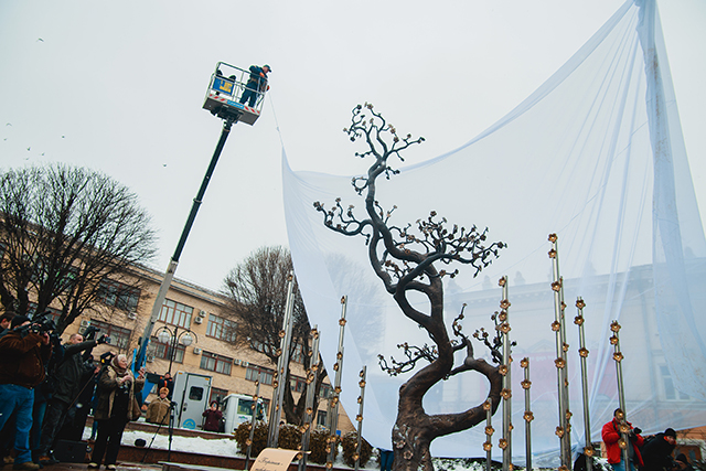 У Вінниці на честь Небесної Сотні "розквітнуло" бронзове «Дерево Свободи»
