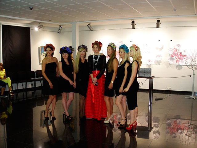 Чарівні жінки та барвисті квіти у виставковій залі "Арт-Шик"
