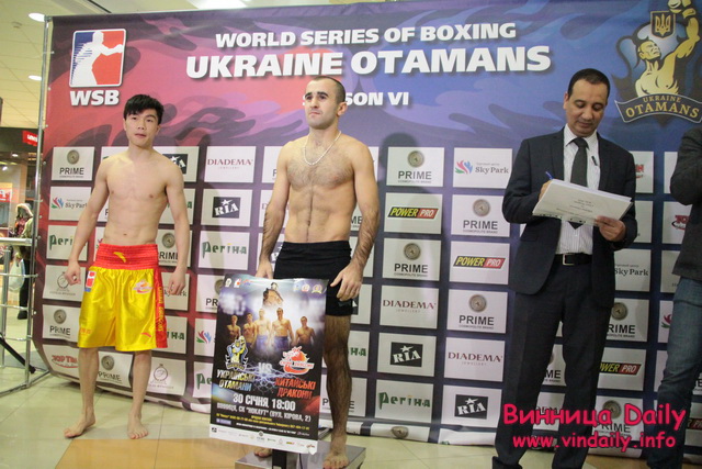 Перед матчем Всесвітньої серії боксу у Вінниці зважували «Українських отаманів» та «Китайських драконів» 