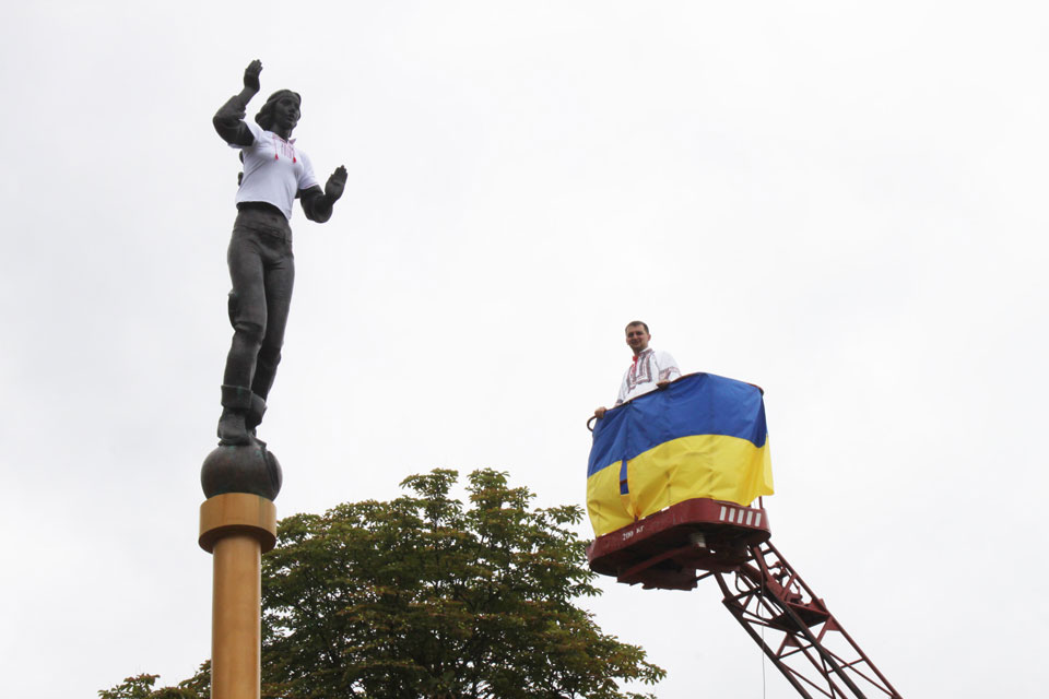 Вінницька молодь вбрала у вишиванку пам’ятник Українській пісні
