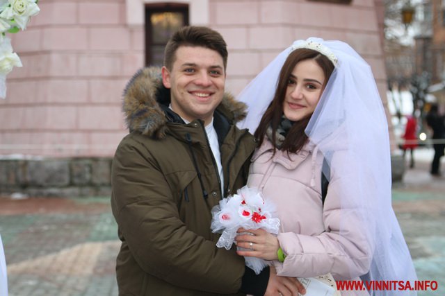 На День Валентина біля Вежі на одну добу "одружилось" 20 закоханих пар