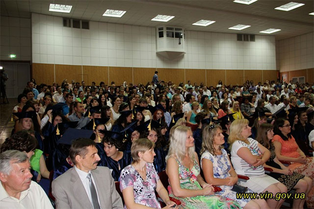Сьогодні 105 випускників Вінницького педуніверситету отримали дипломи