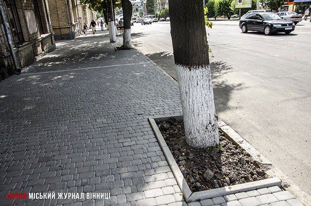 На проспекті Коцюбинського замість жахливого тротуару - новенька плиточка