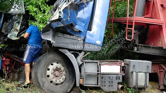 На Вінниччині зіткнулись дві вантажівки, через що на дорозі опинилось 600 кг міндобрив