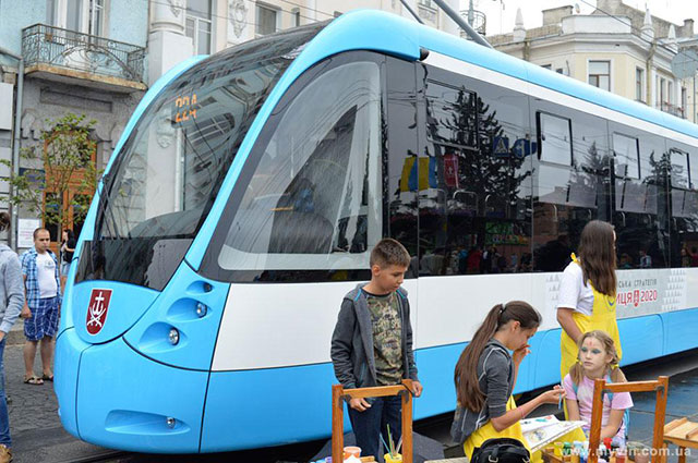 Сьогодні в.о. міського голови Сергій Моргунов дякував працівникам Вінницької транспортної компанії, які зробили новий трамвай