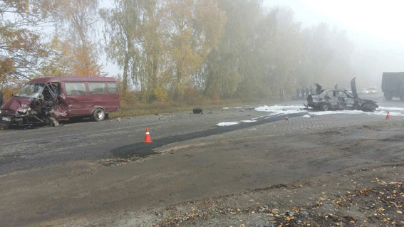 ДТП біля Липовця: постраждало восьмеро людей, легковик згорів вщент