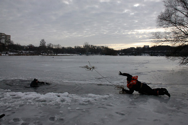 У Вінниці близько сотні рятувальників відпрацювали дії з порятунку людей, що провалилися під лід