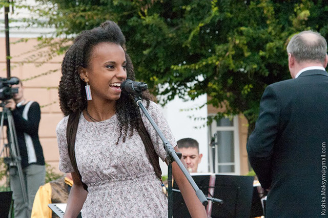 Молода вінницька зірка джазу Еліна Мбані запрошує на свої концерти