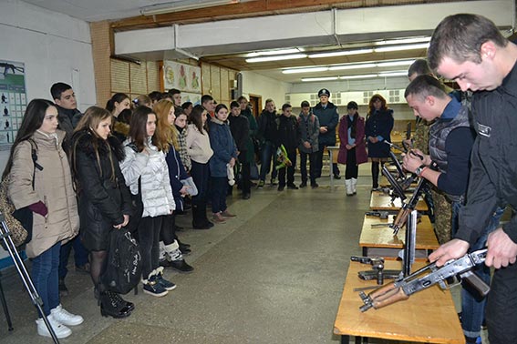 Вихованці вінницького профучилища Департаменту поліції охорони продемострували школярам свою майстерність