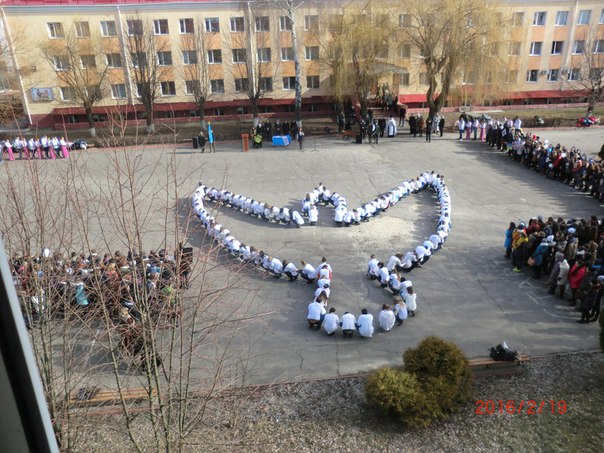 У Вінницькому гуманітарно-педагогічному коледжі організували студентський флешмоб «Голуб миру»