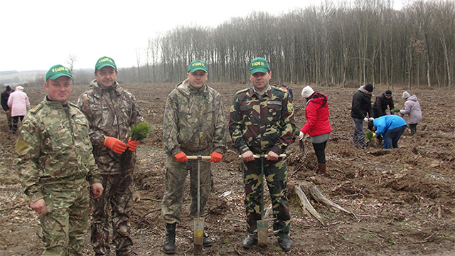 В Хмільницькому районі висадили 11,5 тисяч садженців молодих дерев