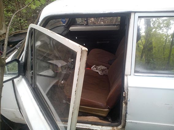 На Вінниччині троє чоловіків на краденому авто обікрали продмаг. Злочинців піймали за "застіллям" із "здобичі"