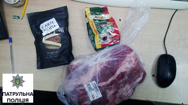 У вінницькому супермаркеті іноземець намагався винести з магазину м'ясо та дві упаковки кави