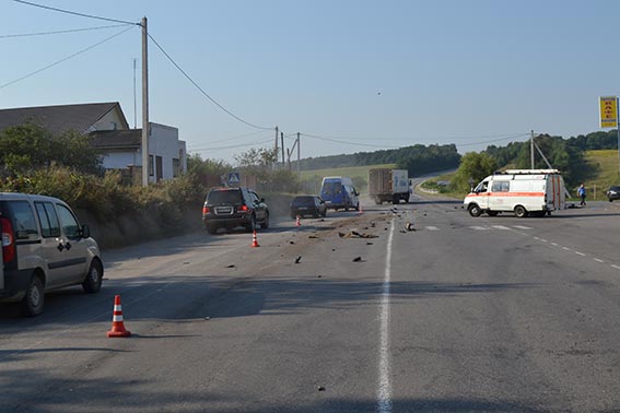 У зіткненні з автобусом біля Вороновиці розбились двоє пасажирів легковика