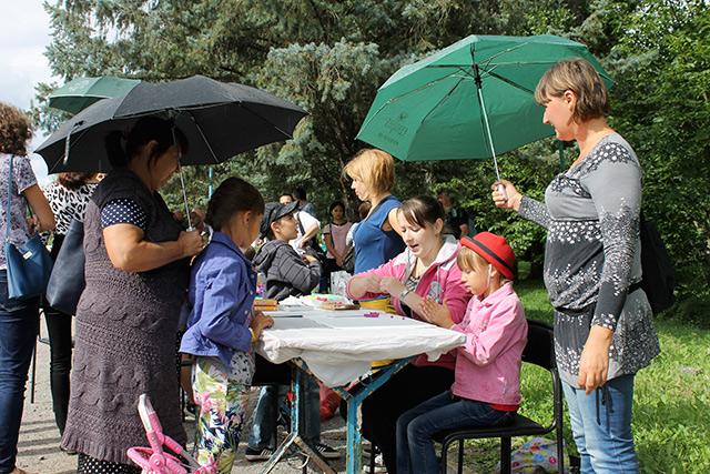 В парку Дружби народів діти вчились співати жестових пісень та брали участь у перегонах на візках