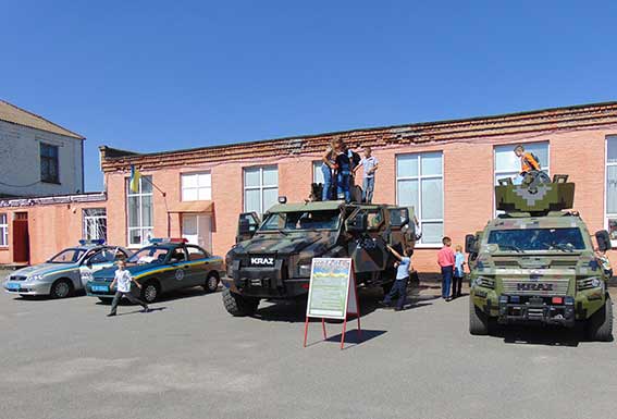 В Калинівці поліцейські разом із рятувальниками провели для малечі виставку зброї, спецзасобів та спецмашин