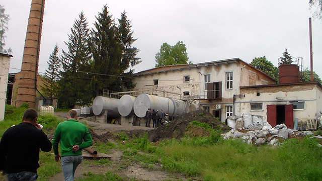 В Оратівському районі на непрацюючому заводі виявили підпільний цех, в якому виготовляли "липовий" алкоголь