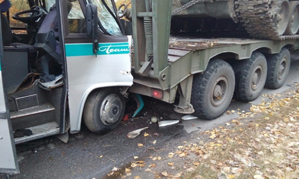 В Гайсинському районі пасажирський автобус врізався у військовий тягач. 11 чоловік у лікарні