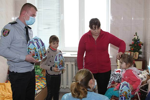 Вінницькі поліцейські подарували онкохворим діткам подарунки від Святого Миколая