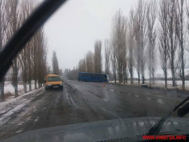 На Вінниччині сталась аварія за участі двох пасажирських автобусів та двох авто. Є загиблі та травмовані