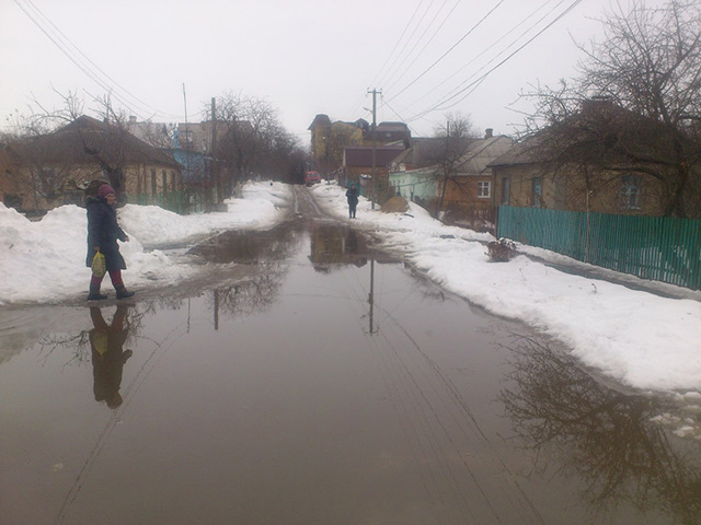 Рятувальники відкачують талу воду з дворів та вулиць в селах Вінниччини, аби уникнути підтопленню будинків