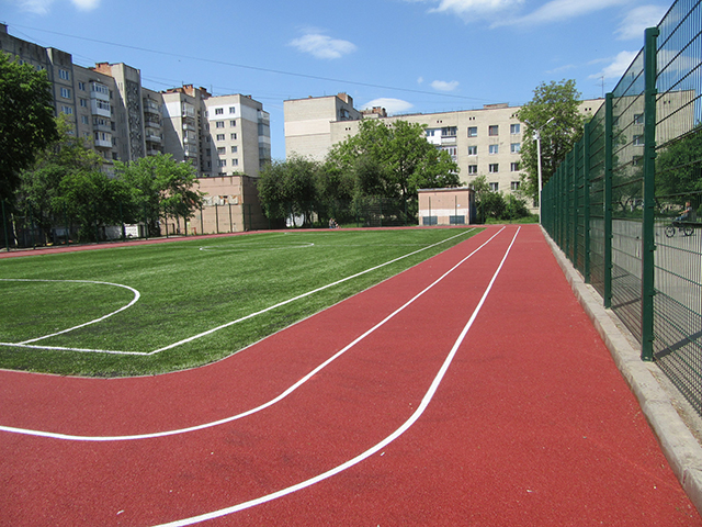 На стадіоні школи №27 завершили облаштування нових бігових доріжок