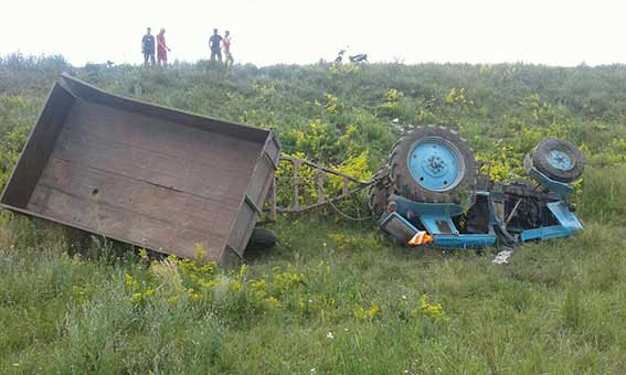 На Віниччині перекинувся трактор - 22-річний водій загинув на місці пригоди