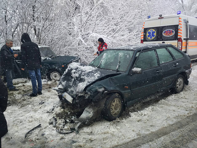 На Вінниччині зіткнулись два автомобіля, пасажирку одного з них "затисло" в салоні