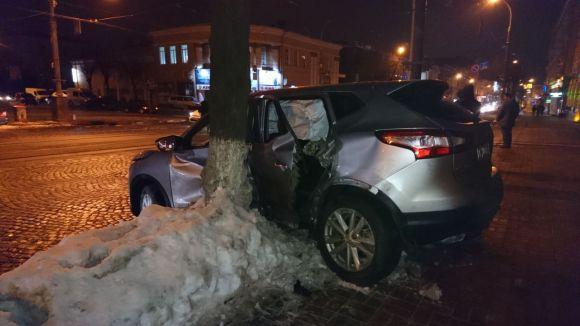 Поліція розшукує водія "Мерседеса", який втік з місця ДТП в центрі Вінниці