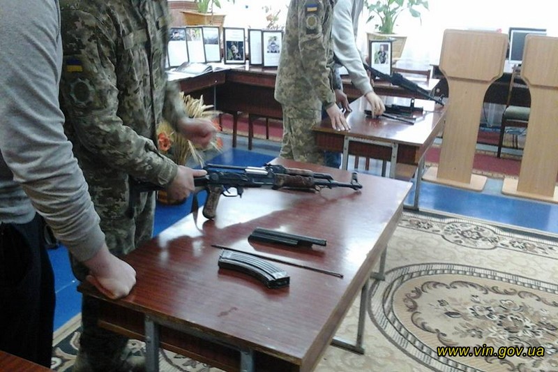 У Вінницькому профтехучилищі представники військової служби правопорядку провели  "урок мужності" 