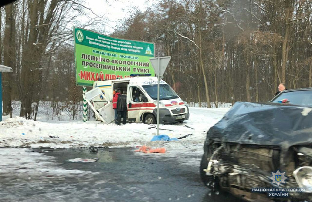 Неподалік Вінниці зіткнулись чотири автівки - в результаті ДТП постраждали вісім людей